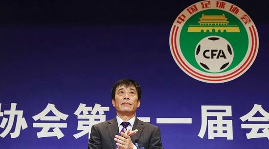 在海报上，主演达科塔·约翰逊抱着一只兔子，一袭黑衣十分优雅。
