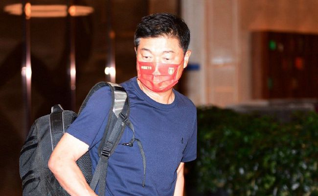 他接演了传记片《我看见了光 霉霉抖森海泳湿身相拥 这恩爱秀得太像拍纪录片 2016-07-04 罗德岛当地时间2016年7月3日，泰勒·斯威夫特（Taylor Swift）身着红色比基尼与男友汤姆·希德勒斯顿（Tom Hiddleston）海中嬉戏，两人水中相拥上演鸳鸯戏水的戏码。