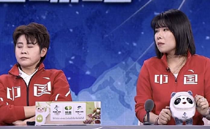 《花样年华》曝海报 2025-02-12 近日，由王家卫执导，张曼玉、梁朝伟主演，泽东电影有限公司制作的电影《花样年华》导演特别版发布“花重开，胜如旧”元宵节海报，影片将于2月14日情人节上映。