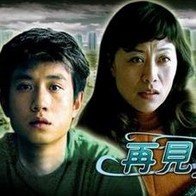 跟随胡阿姨的生活轨迹，看着她背着背篓穿行到繁华的解放碑商圈，又带着各处捡拾来的“宝贝”返回十八梯的小旅馆，这种在新旧空间中的往返穿梭，恰好成为了城市变迁的天然线索。