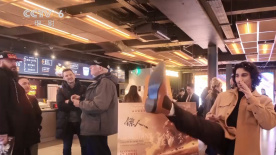 这一角色的灵魂，在于他那种“深藏不露”的幽默艺术，甚至可以说他的幽默是“严肃”的。