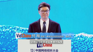 老佛爷卡尔和众女星热聊寒暄，现场十分 斯图尔特戴墨镜现身全程无语 前男友传出新恋情 2013-08-20 洛杉矶当地时间8月19日，“暮光女”克里斯汀·斯图尔特一身潮装现身机场。
